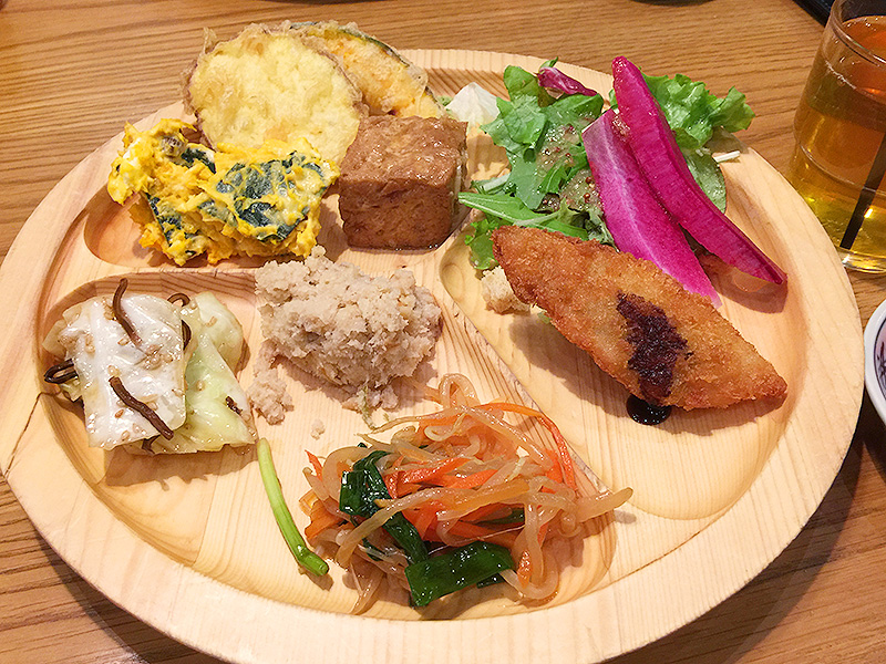 385【静岡】広々店内で野菜料理やお刺身ビュッフェ「ぶどうの丘」