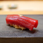 子連れOK、酸味の効いたシャリとパフォーマンスの【寿司 赤酢 赤坂】