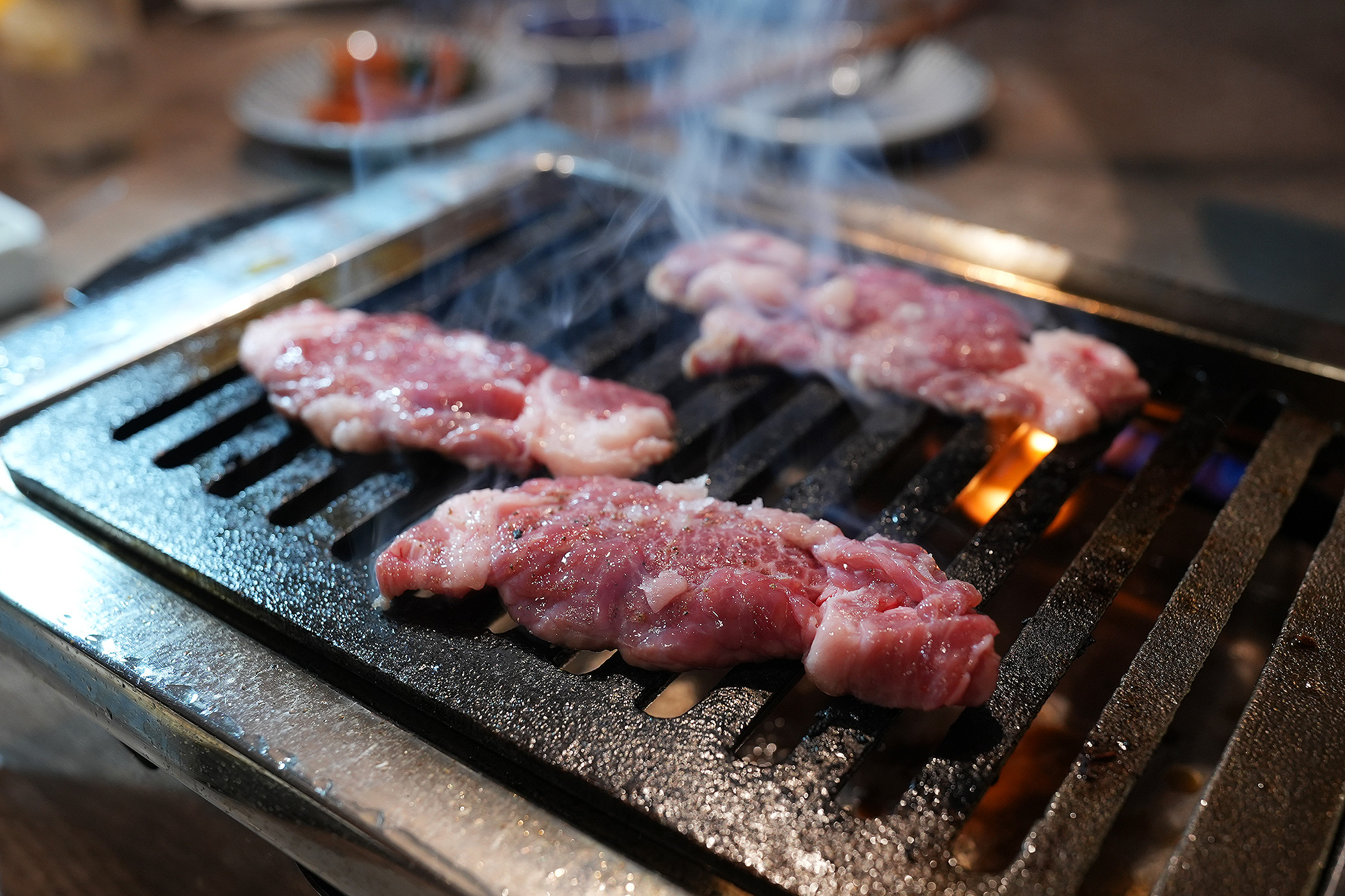 麻布苑のタン下を焼いているところ。網の上で細長い形に焼かれている