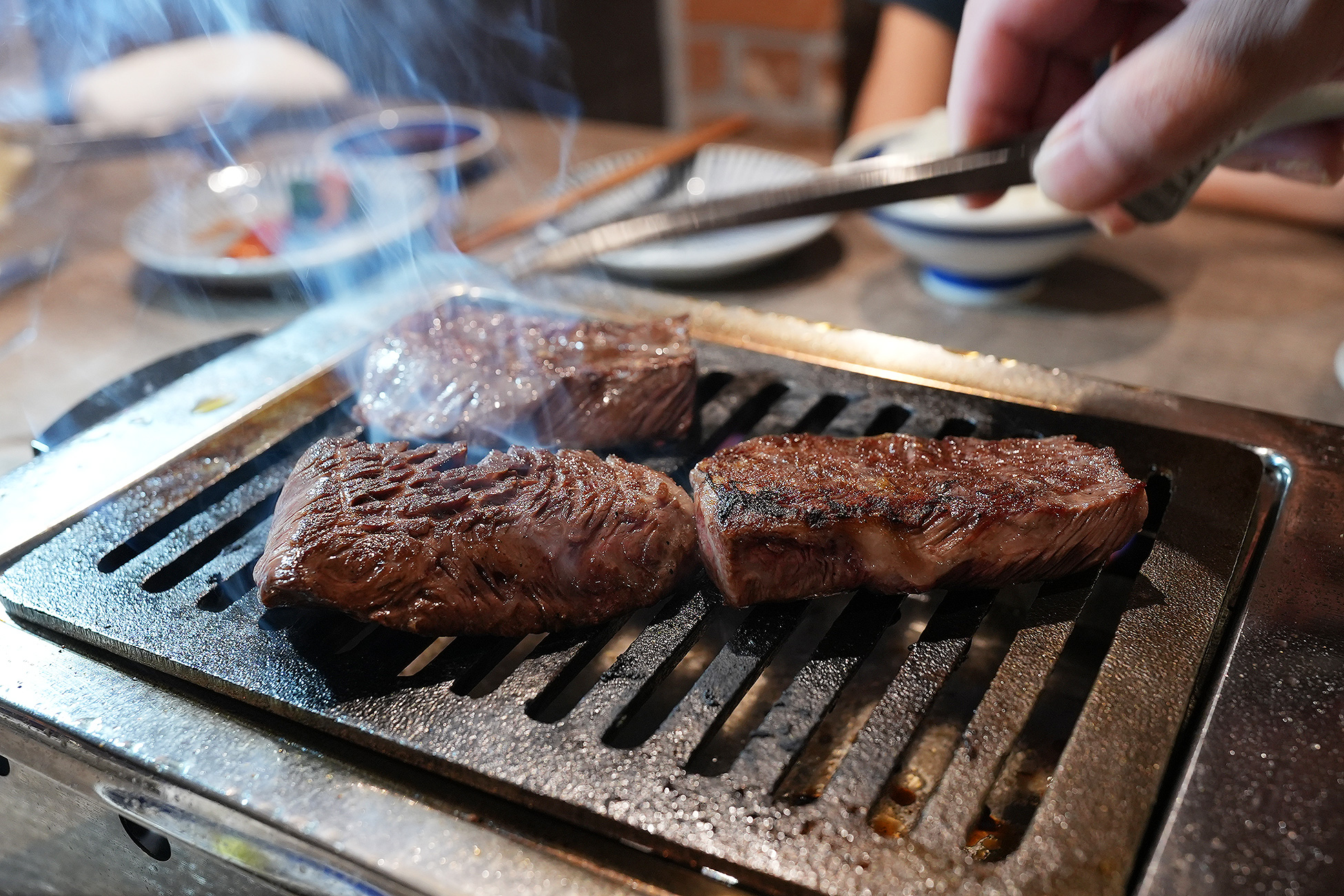 麻布苑の厚切り特上ハラミの焼き上がり。表面に網目の焼き色がついている