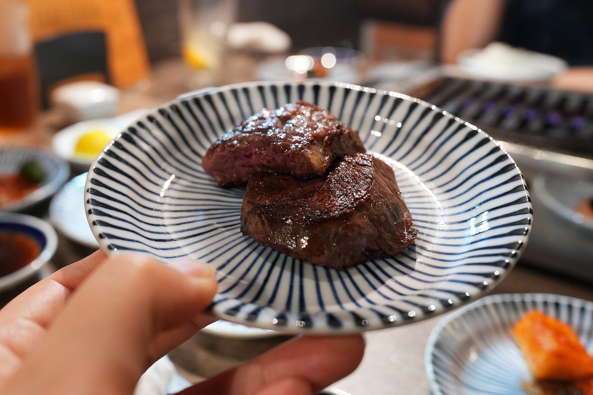麻布苑の厚切り特上ハラミを取り分けた小皿。ひと口大に切られた肉が2切れ