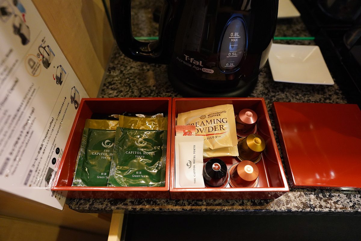 赤い漆の箱に入った煎茶のティーバッグとネスプレッソのカプセル