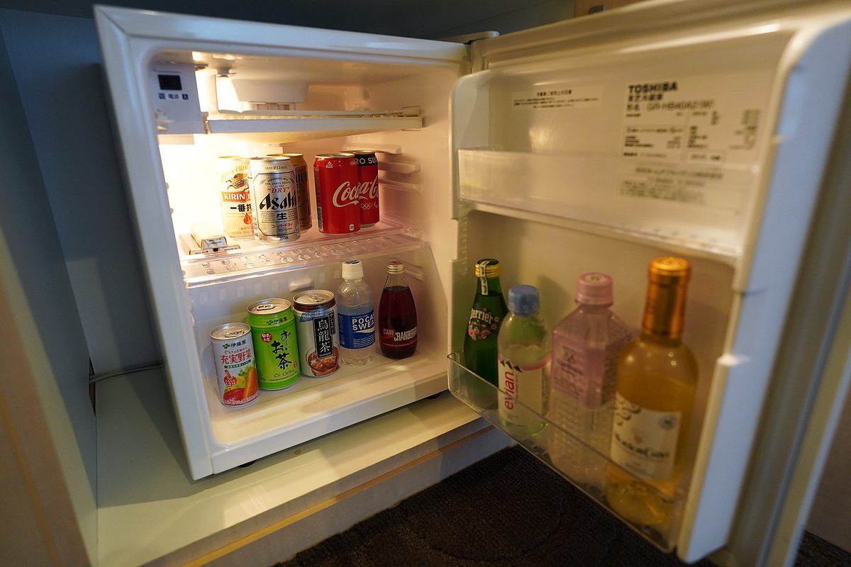 冷蔵庫の中。ビール、コーラ、お茶、ミネラルウォーター、白ワインなど