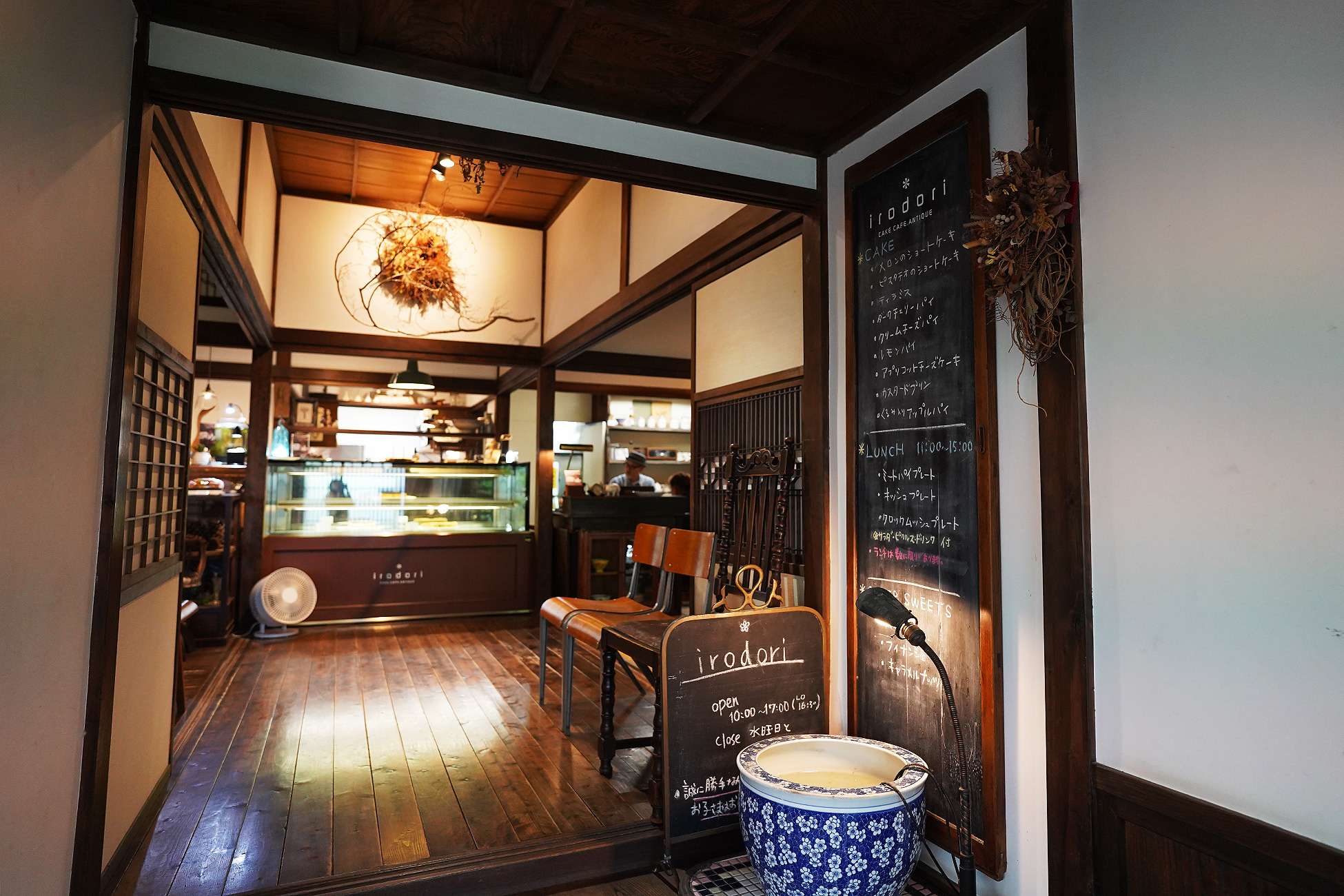irodoriの入口から見た店内。黒板メニューとショーケースが見える