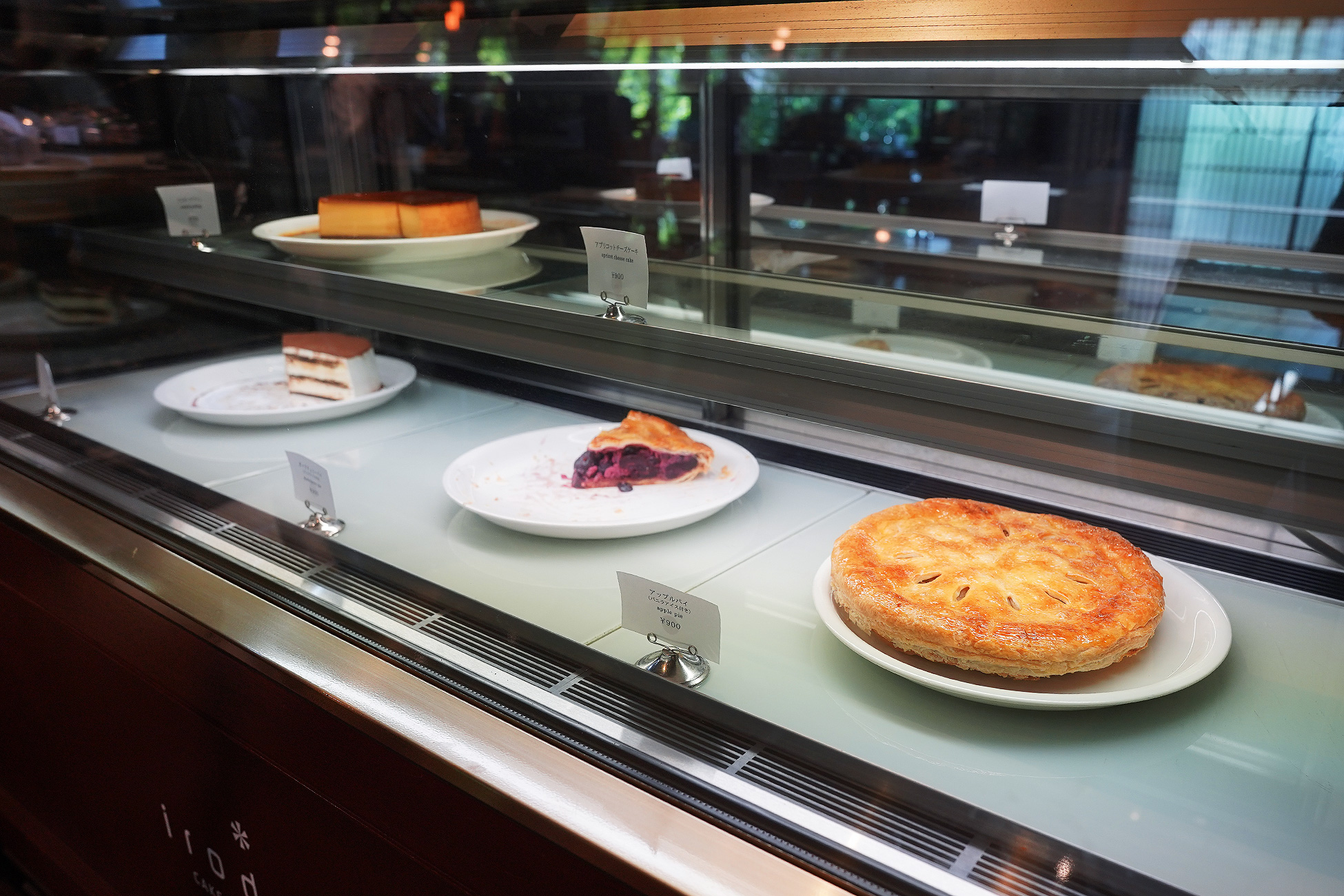 irodoriのショーケース。アップルパイのホールとケーキが並んでいる