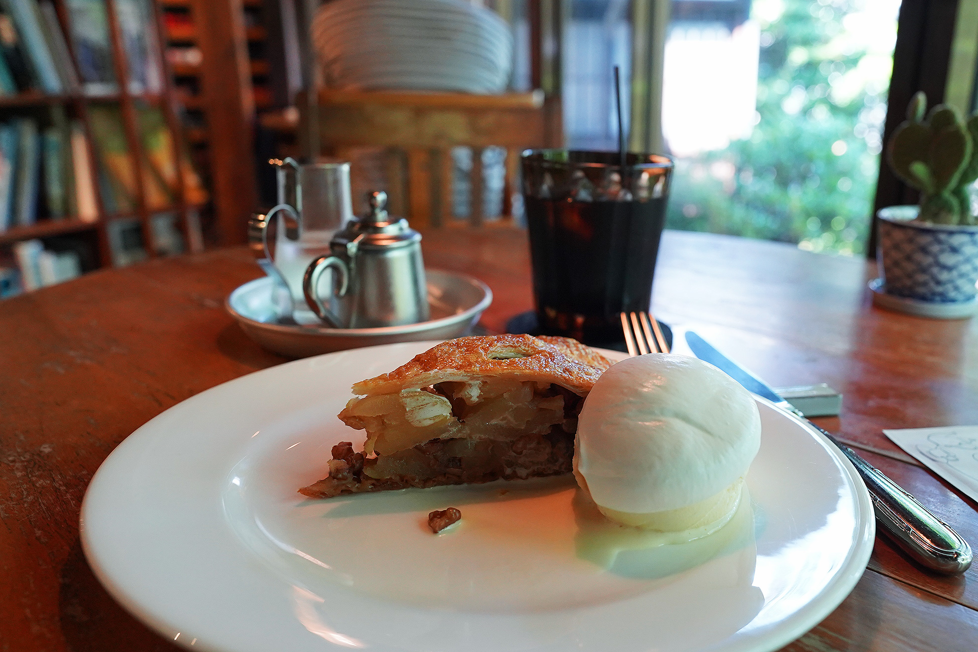 irodoriのアップルパイ。バニラアイスと生クリームが添えられ、りんごとくるみの断面が見える