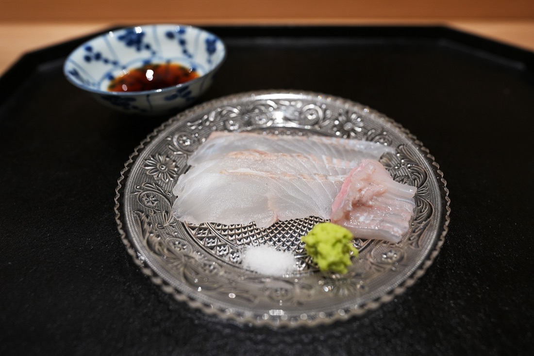 切子のガラス皿に並べられた松川鰈のお造りと、おろし山葵