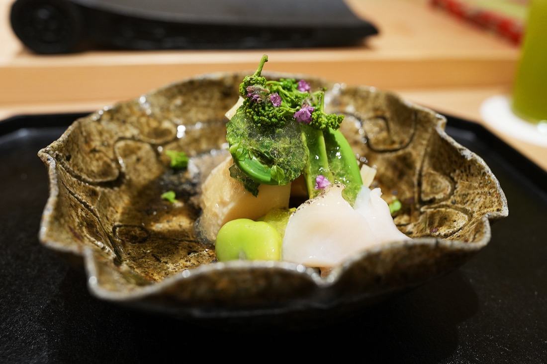 緑釉の器に盛られた、筍、一寸豆、こごみ、つぶ貝の盛り合わせ