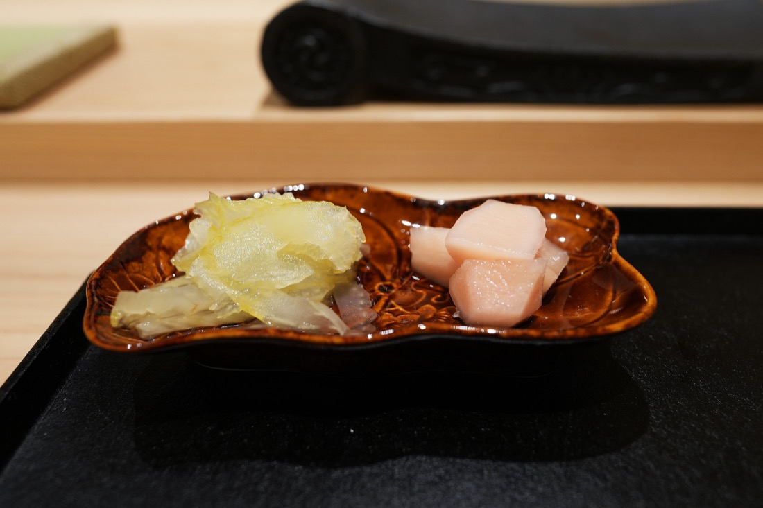 茶色い小皿に盛られたガリと香の物