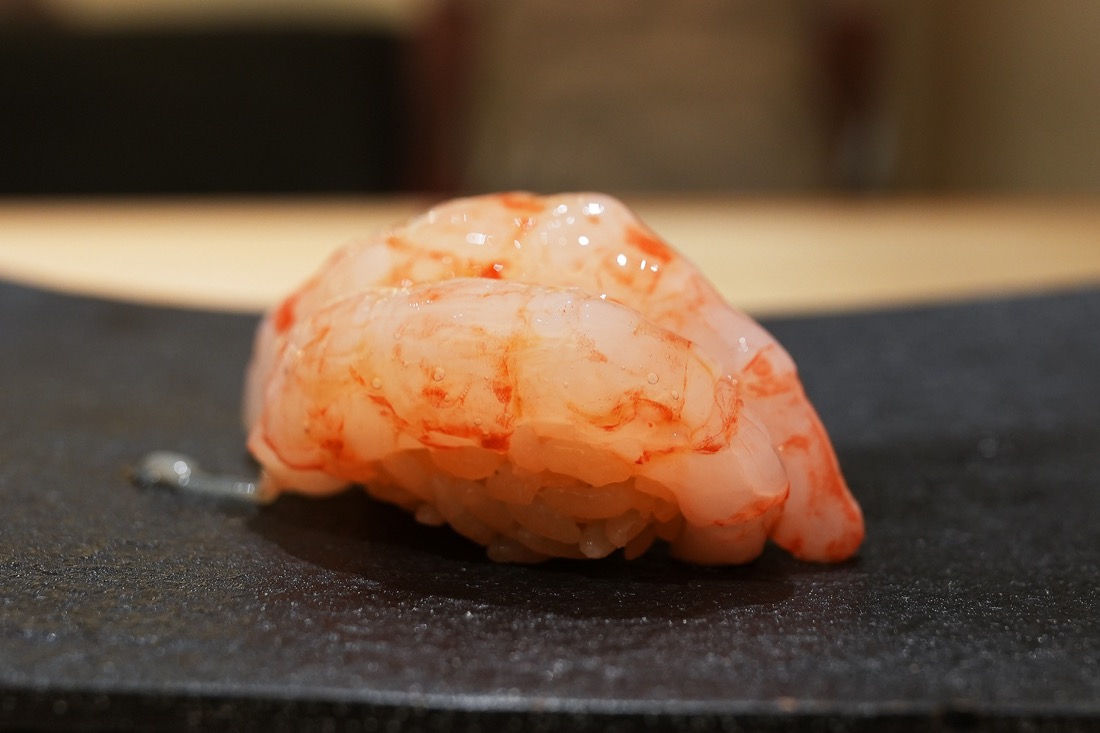 黒い付け台にのせられた、縞海老の握り