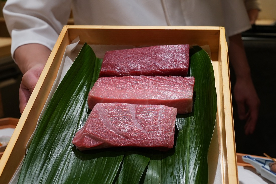 木箱に笹を敷いて並べられた、三宅島の釣り鮪のサク