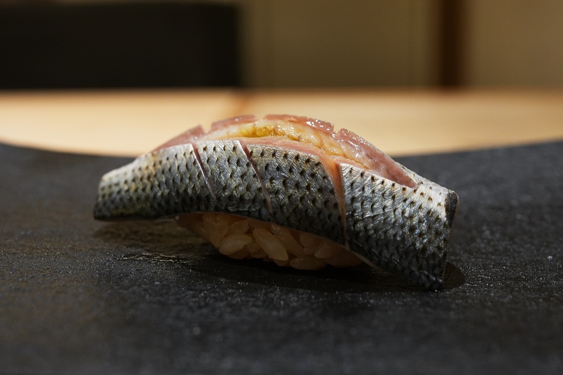 黒い付け台にのせられた、銀色の皮目が美しい小肌の握り