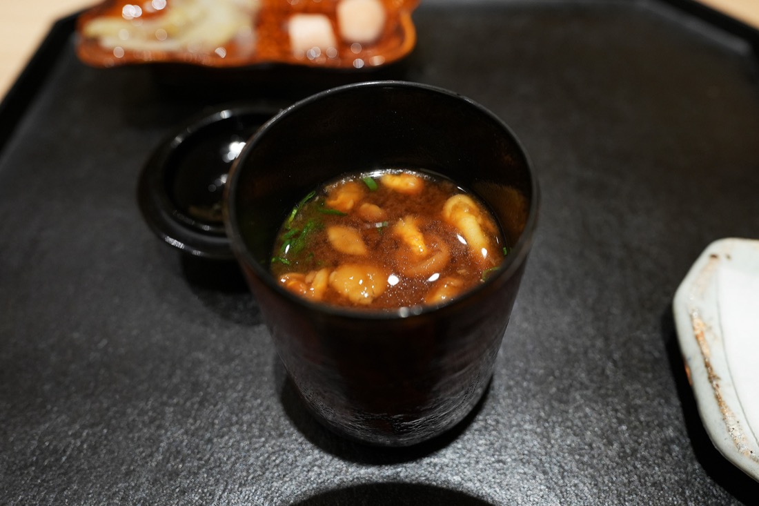 黒い漆の椀に注がれた、なめこの赤出汁