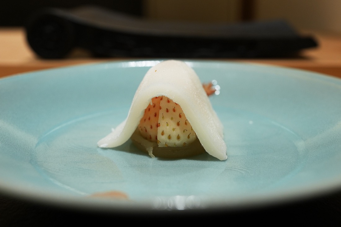 水色の皿にのせられた、白苺を包んだ苺大福