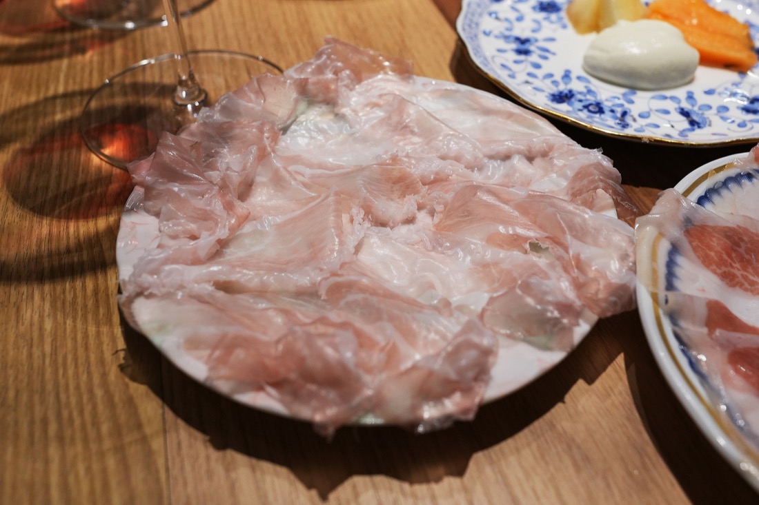 色の淡いふくどめ小牧場のプロシュート24ヶ月熟成を皿いっぱいに広げたところ