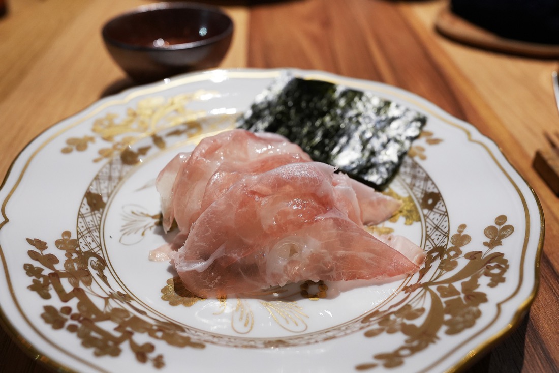 金彩の皿に盛った炊きたてのご飯に生ハムをのせ、焼き海苔を添えた一品