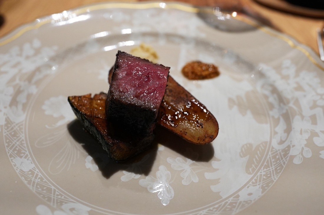 断面が赤い東京ビーフのイチボと、焼いた野菜、生姜と粒マスタードを添えた皿