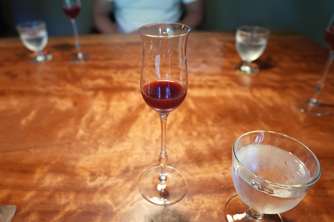 細いグラスに注がれた、濃い赤色のビーツとラズベリーのドリンク