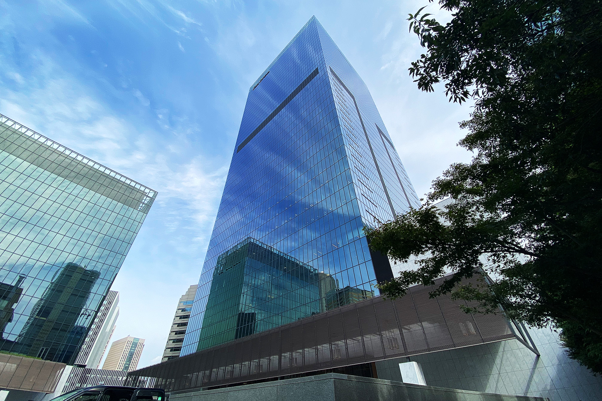 The Okura Tokyoの外観。ガラス張りの高層タワーを見上げたところ