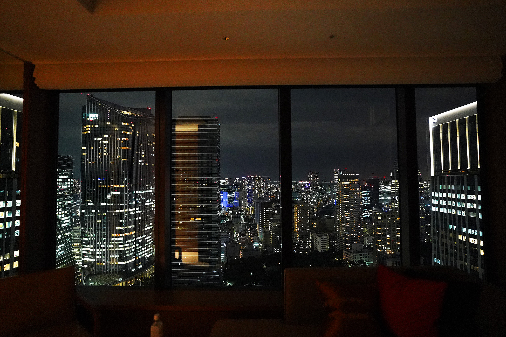 The Okura Tokyoプレステージルームからの夜景。窓の外にビルの灯りが広がっている