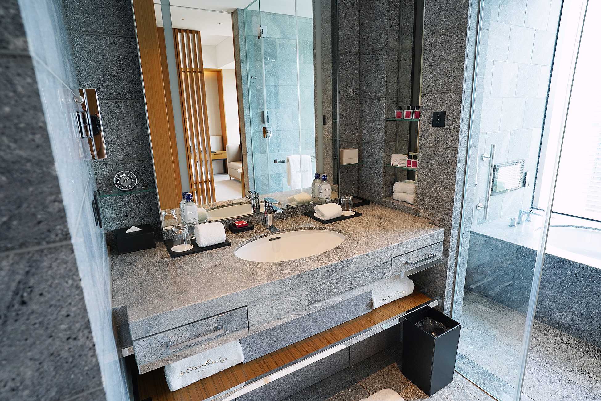 The Okura Tokyoプレステージルームの洗面台。黒い石のカウンターに白いボウルが埋め込まれている