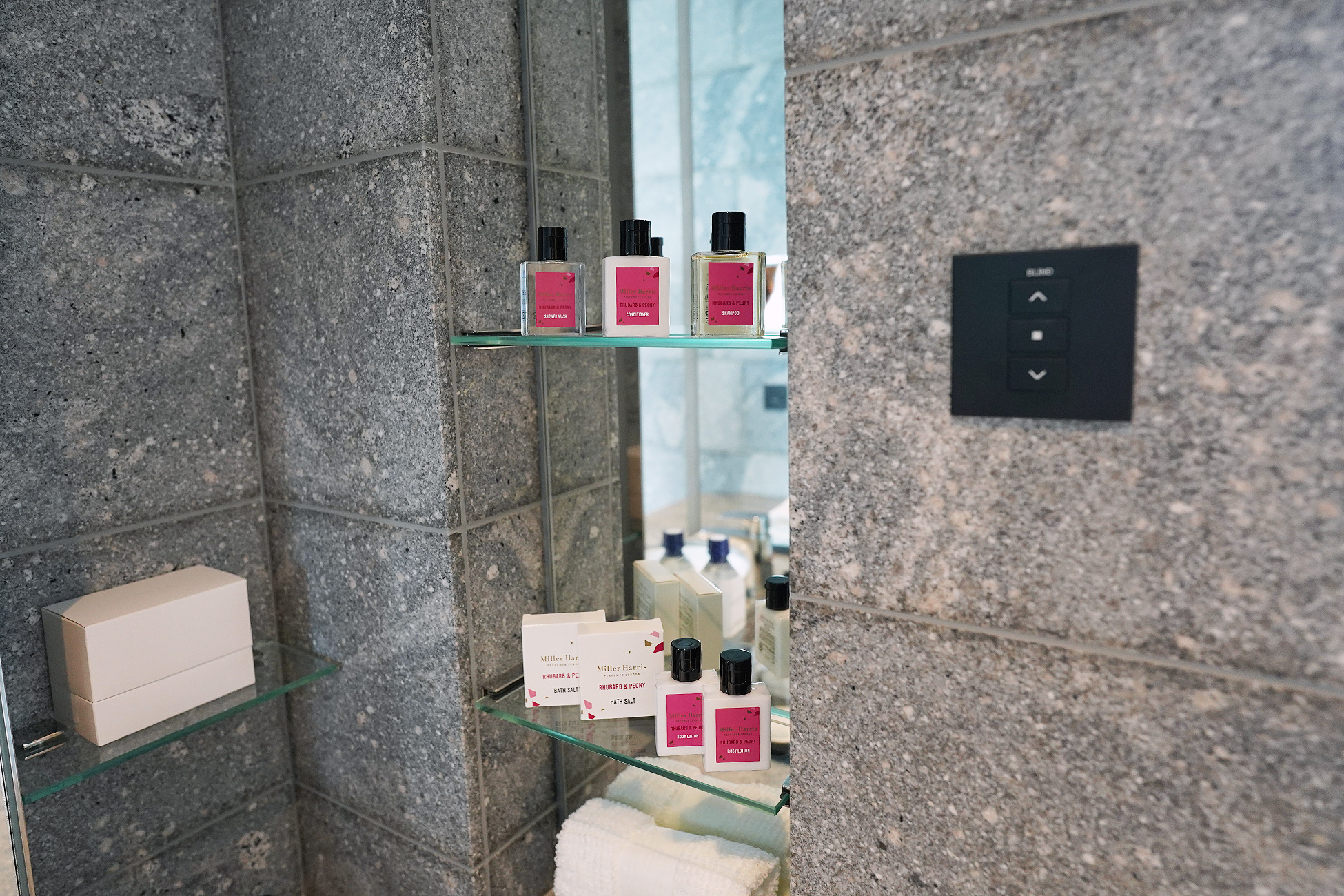 The Okura Tokyoプレステージルームのアメニティ。ピンクのボトルがガラス棚に並んでいる
