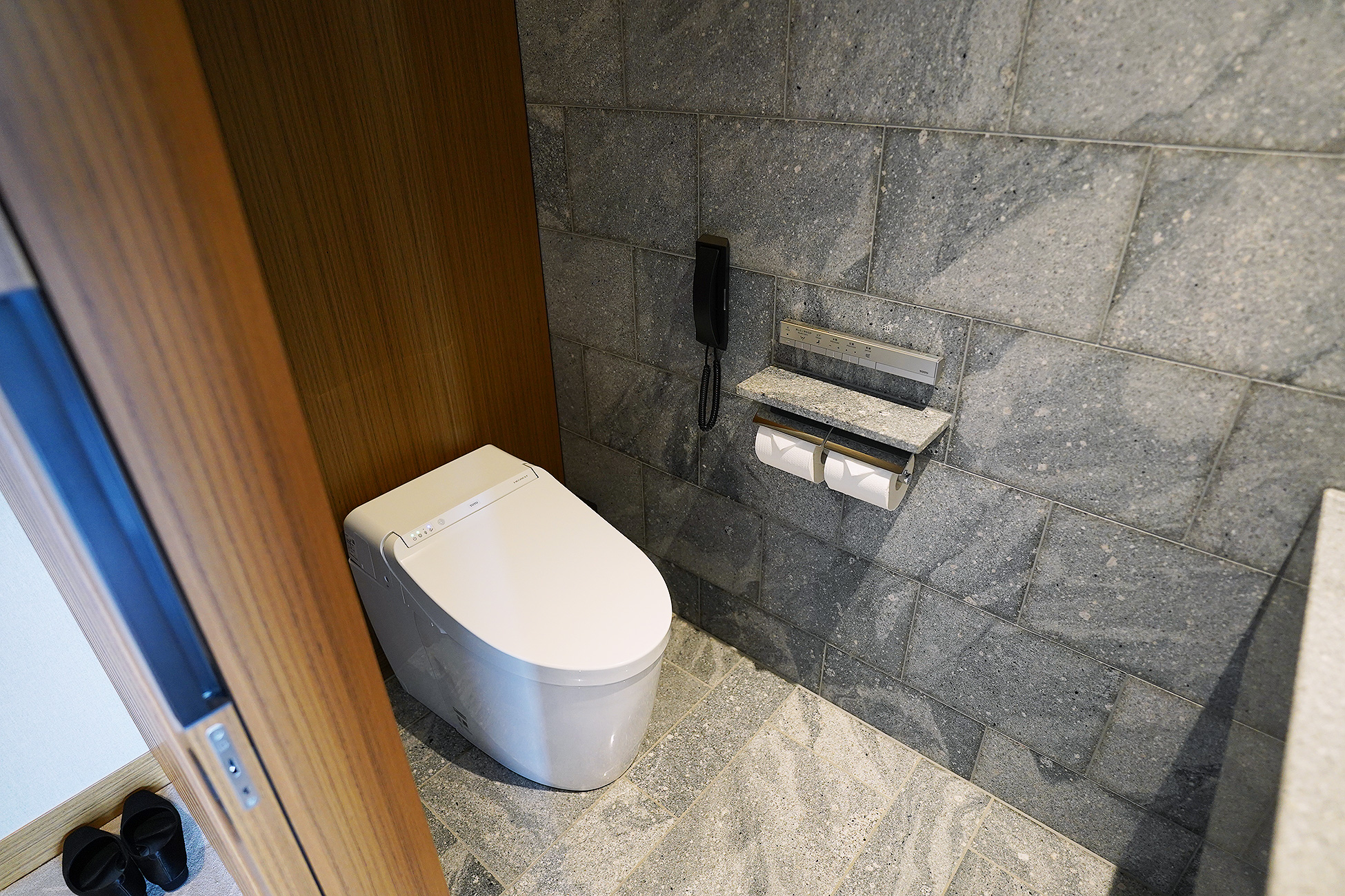 The Okura Tokyoプレステージルームのトイレ。独立した個室で壁は石張り