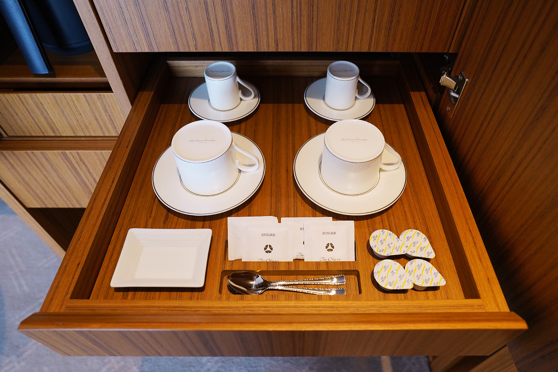 The Okura Tokyoプレステージルームの引き出し。カップとソーサー、カトラリーが整然と収められている