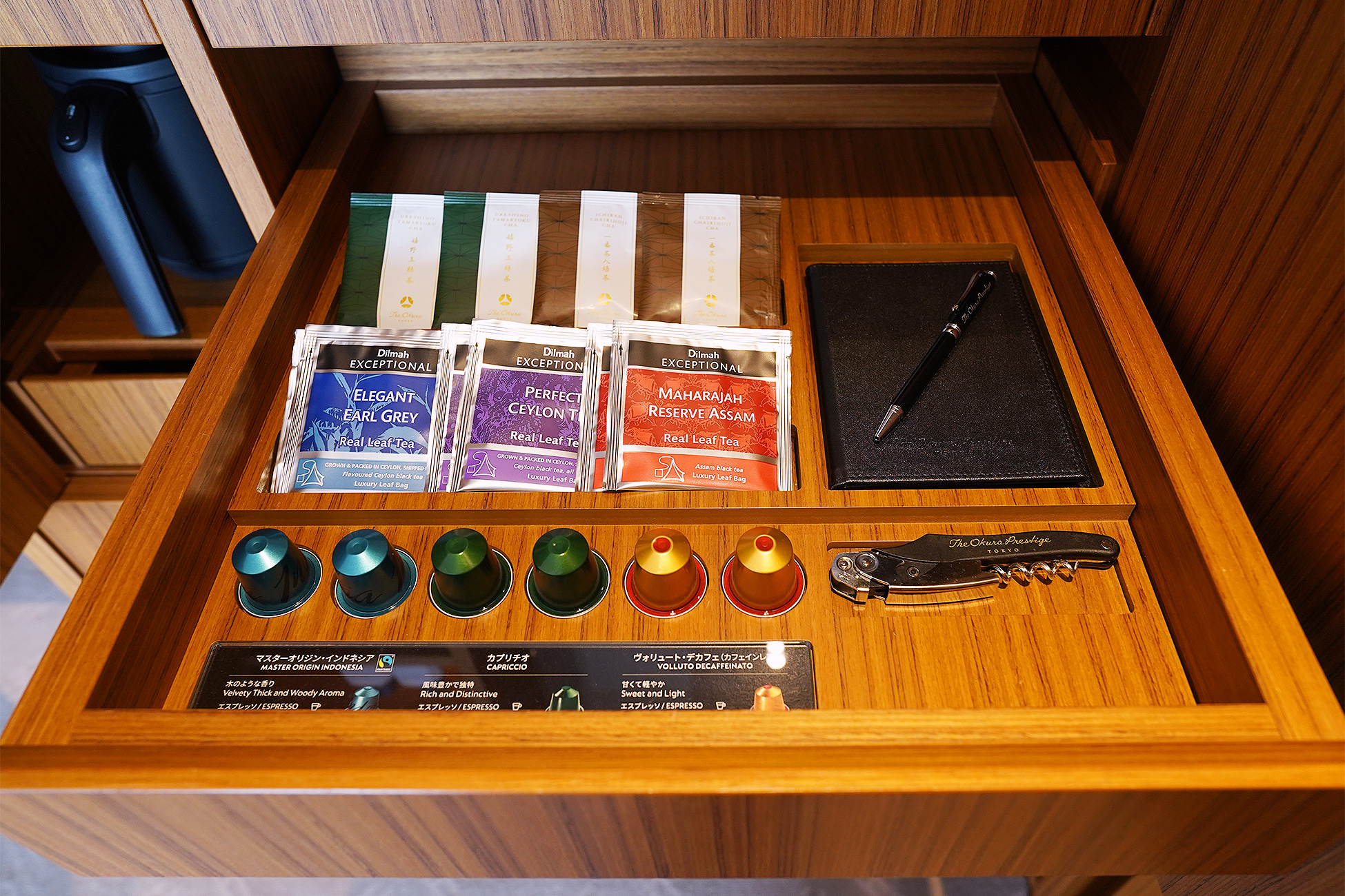 The Okura Tokyoプレステージルームの引き出し。お茶やコーヒーのパッケージと文具が並ぶ