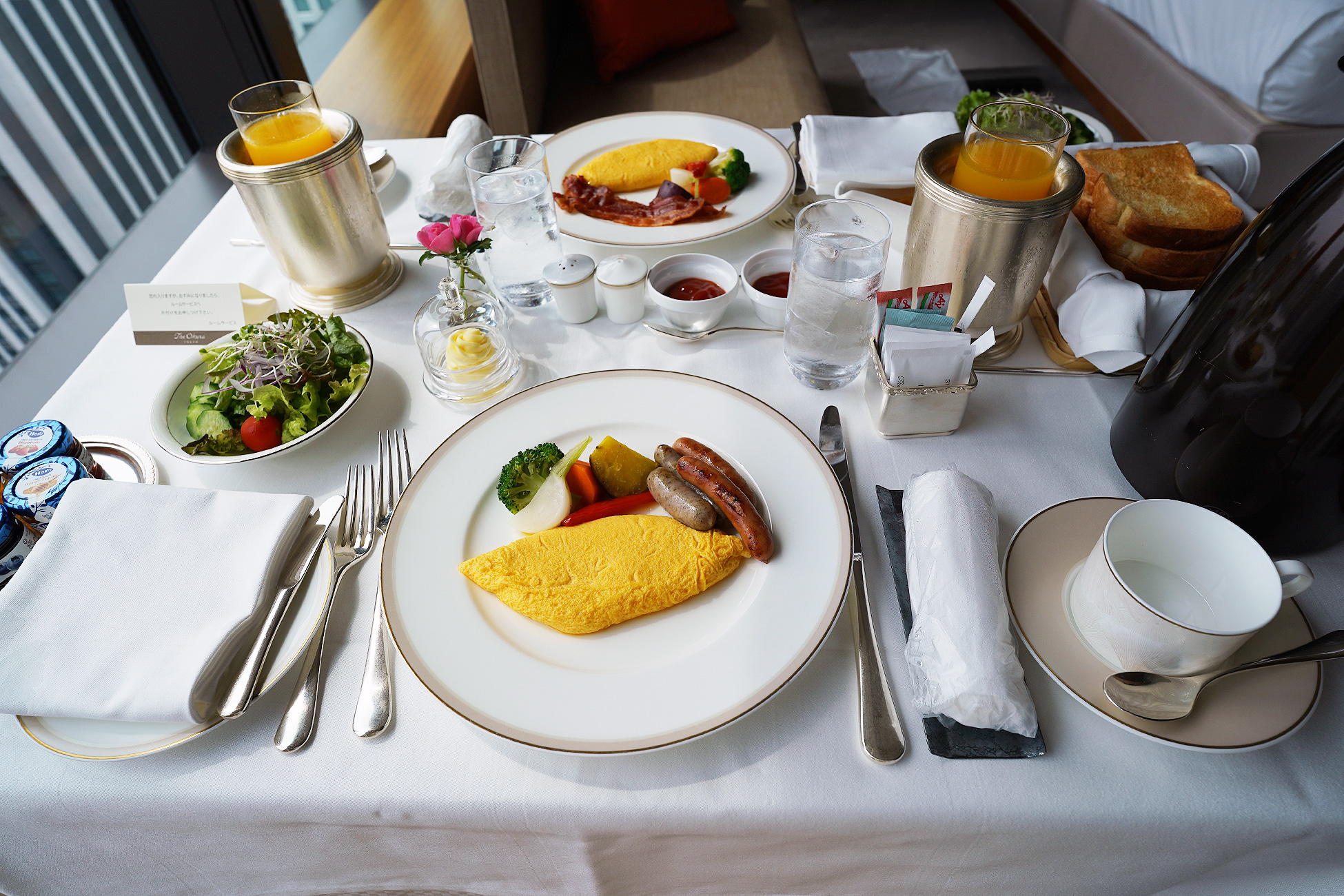 The Okura Tokyoのルームサービス朝食を別角度から見たところ