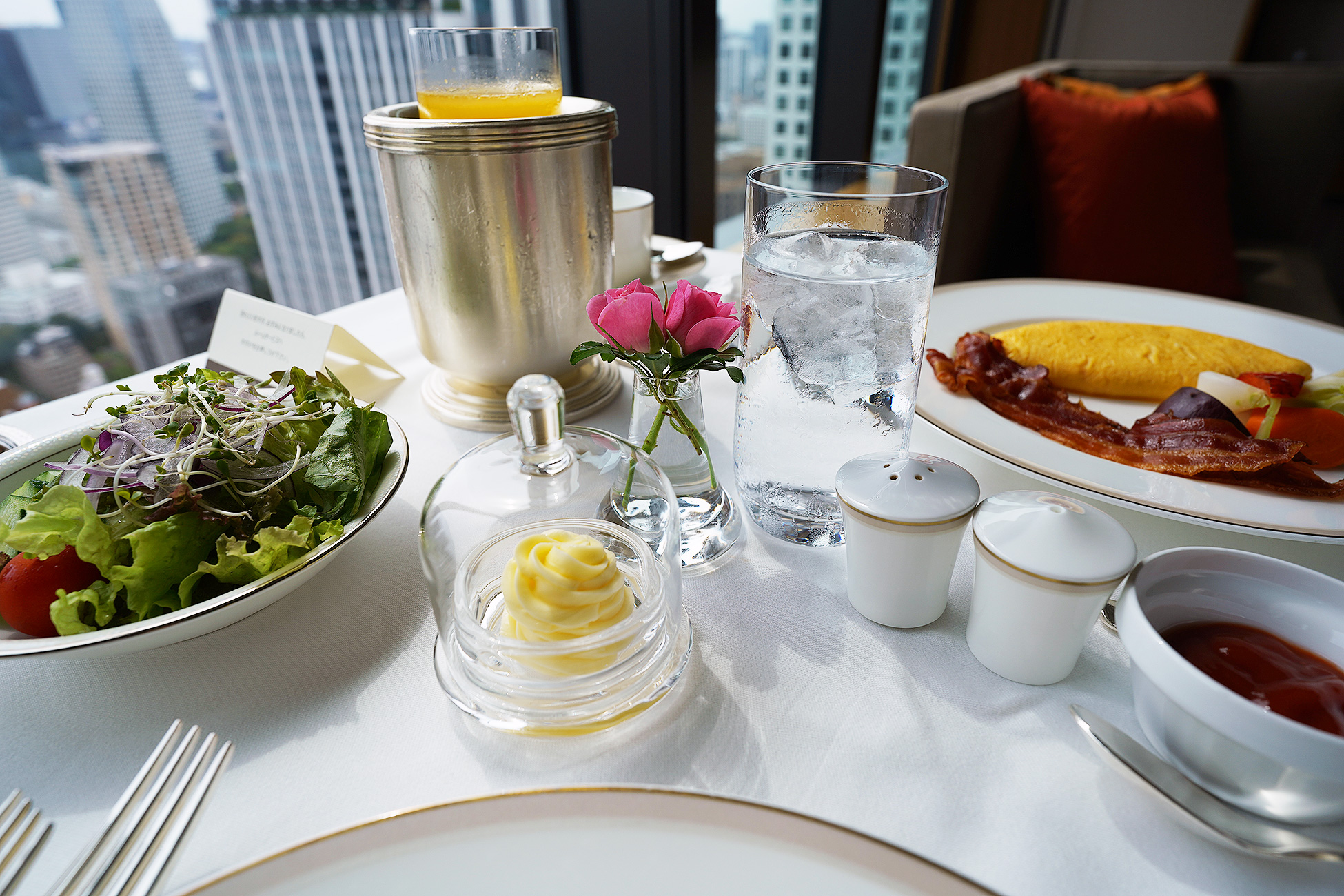 The Okura Tokyoのルームサービス朝食の手前の一皿。オムレツとサラダ、パンが並ぶ