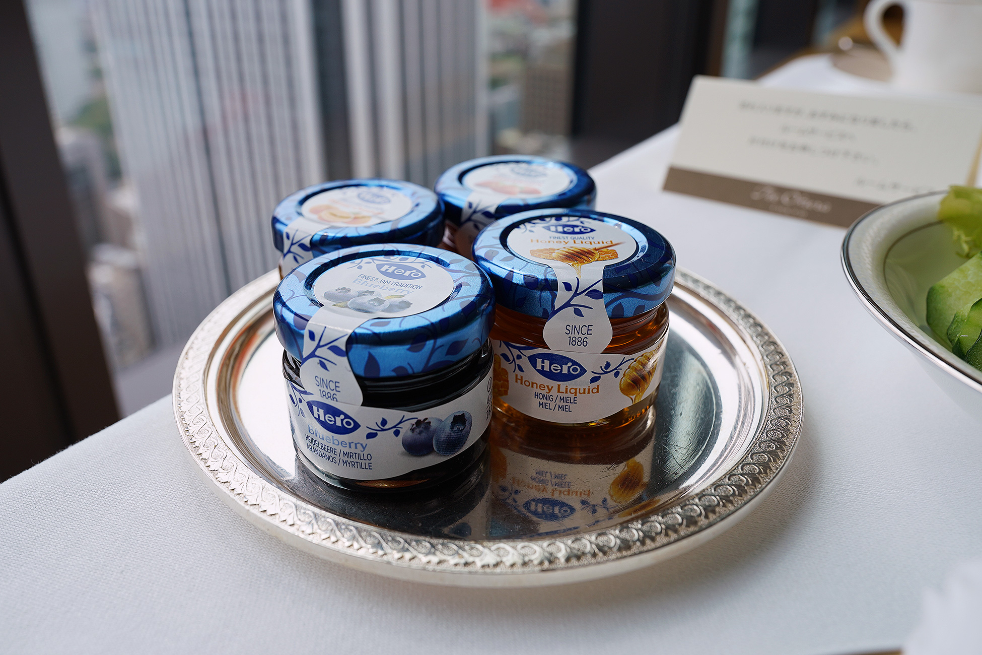 The Okura Tokyoのルームサービス朝食のジャム。3種類の小瓶が銀の皿にのっている