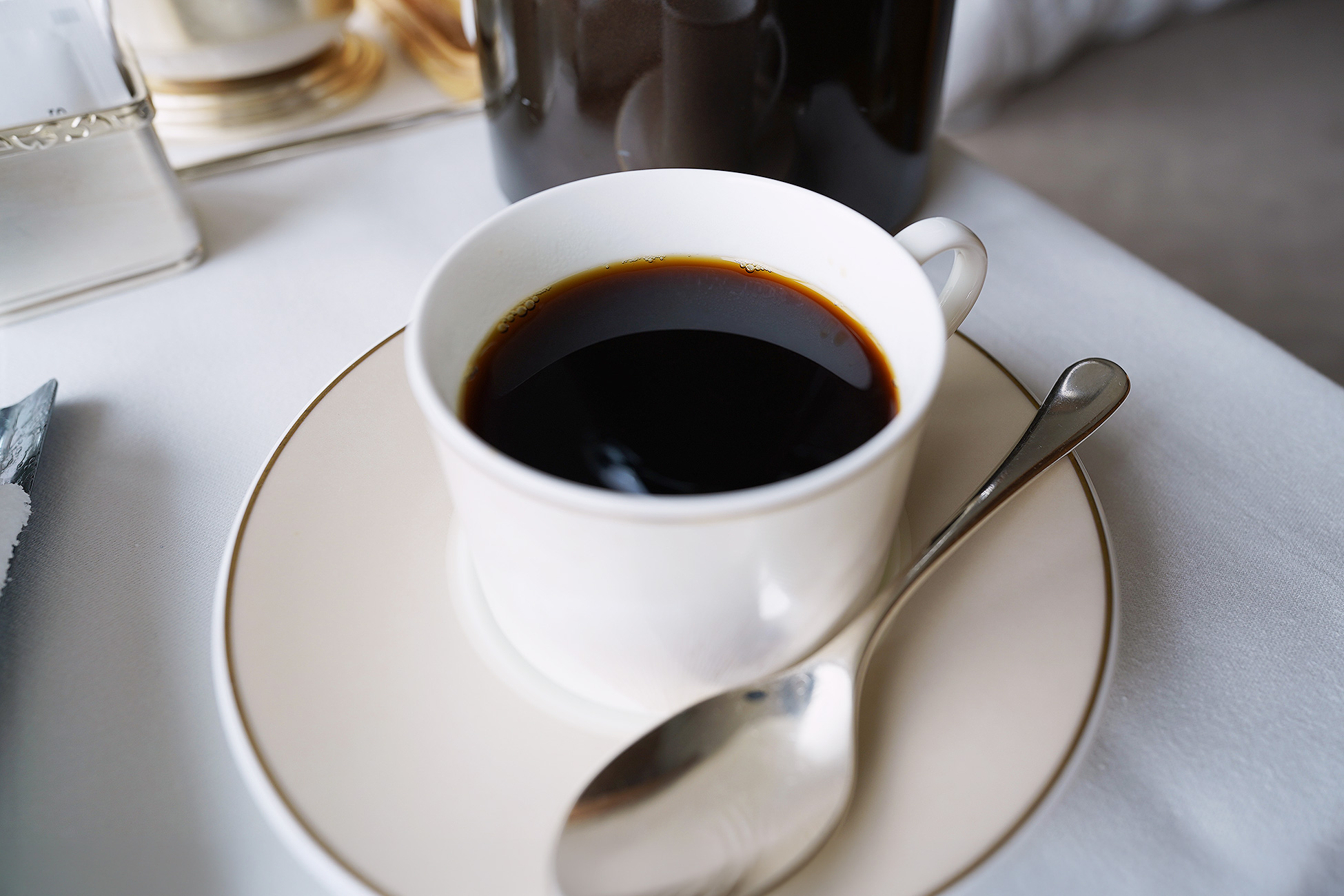 The Okura Tokyoのルームサービス朝食のコーヒー。金縁の白いカップにコーヒーが注がれている