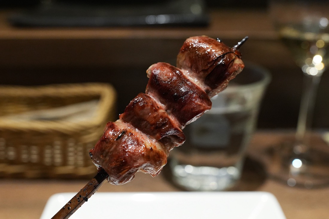 発酵トマトに漬けてから焼いた、赤みの濃いハツの串