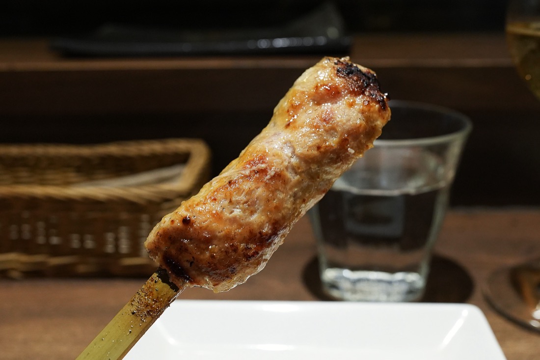 香ばしく焼き上げた、太めのつくねの串