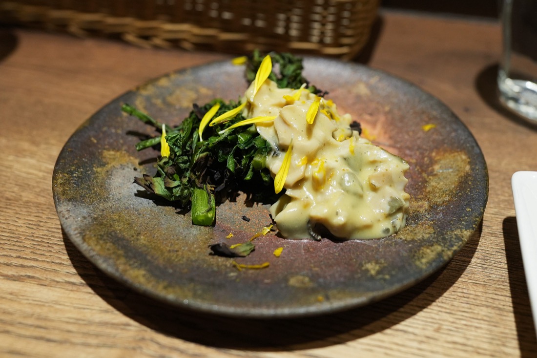 焼いた春菊に牡蠣のタルタルを合わせた一皿