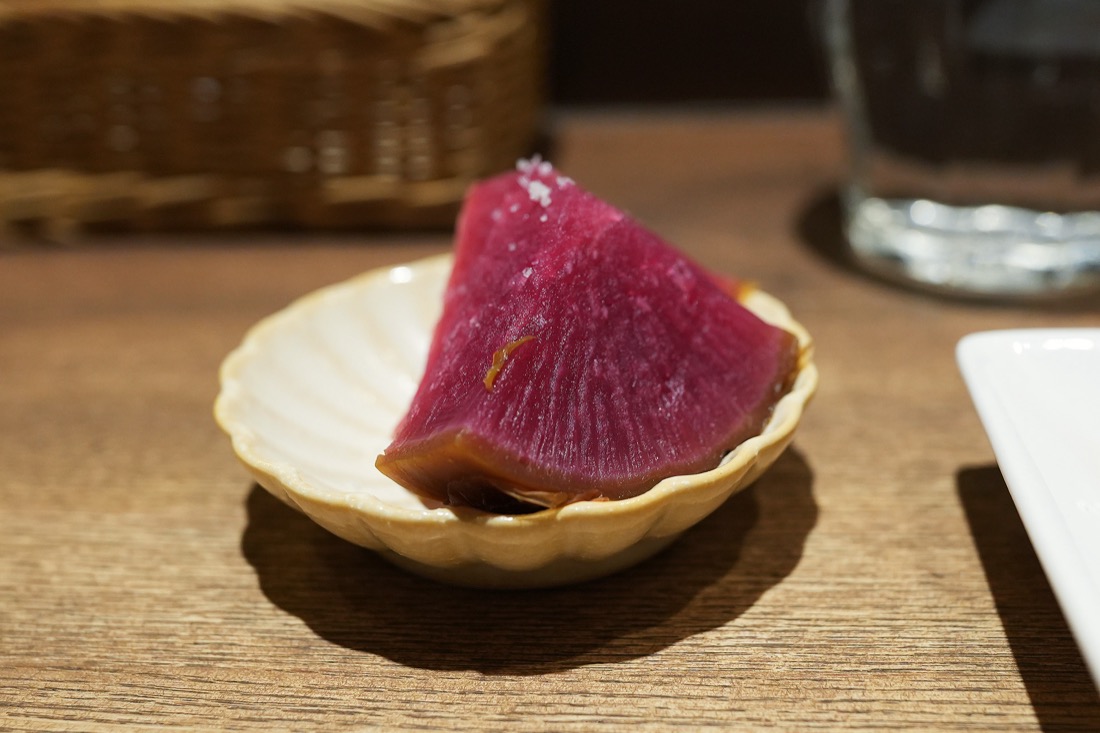貝殻の器にのせた、断面が鮮やかな紅色の紅芯大根