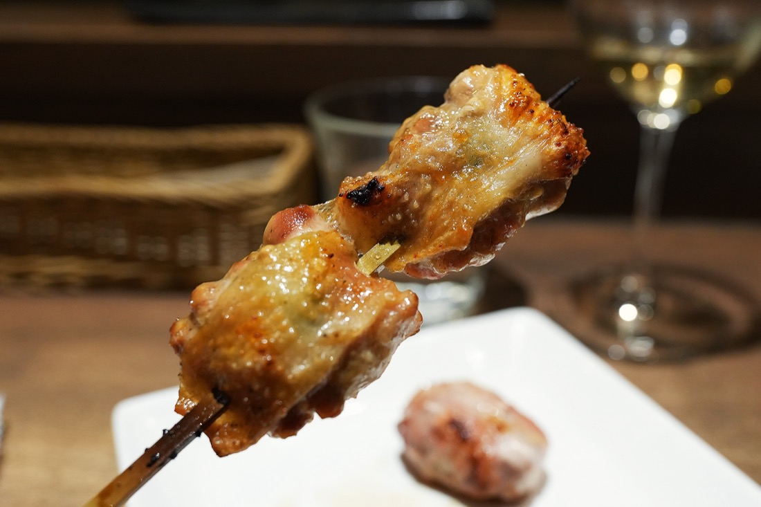皮つきで焼き上げた、くびの串