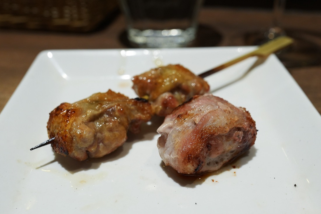 豚肉でトマトを巻いて焼いた串。手前に置かれている
