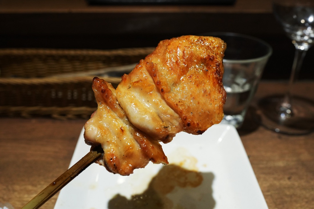 皮目を香ばしく焼き上げた手羽の串