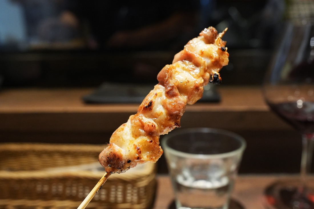 小さな膝なんこつをいくつも刺した串
