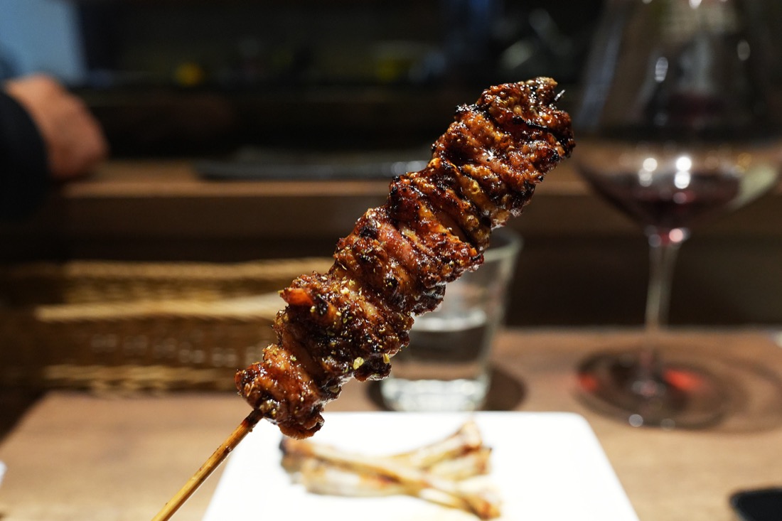タレをまとってカリカリに焼き上げた皮の串