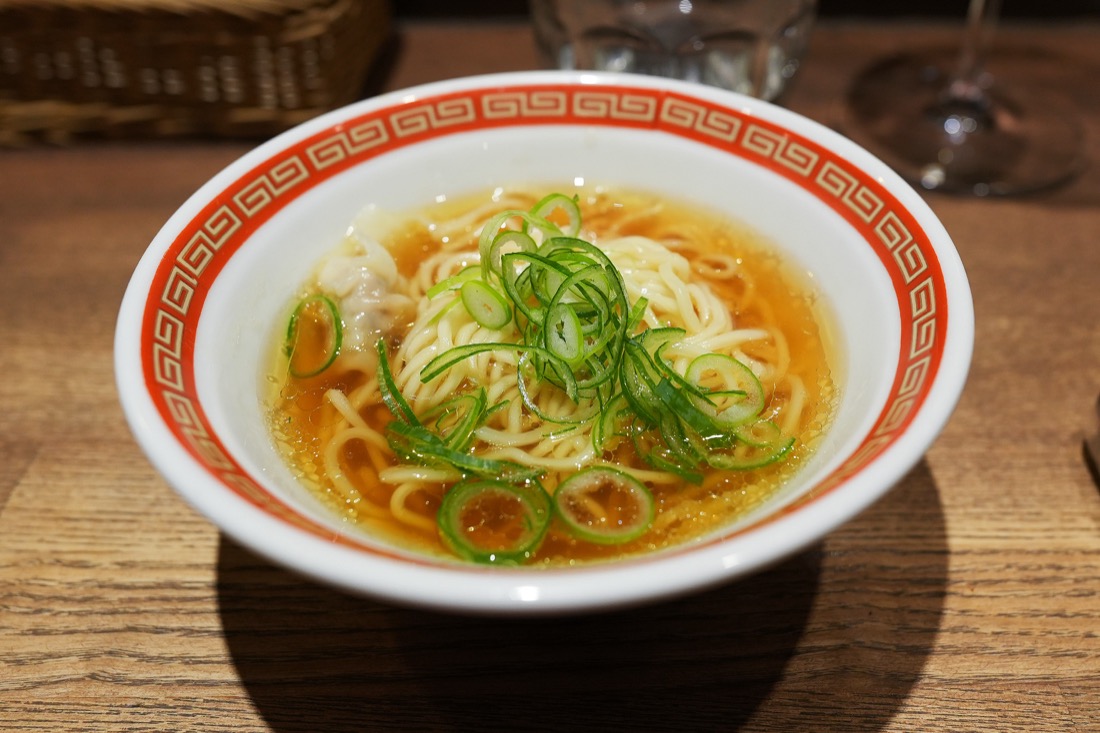 レンゲ模様の丼に盛られた、青葱をのせた醤油ラーメン
