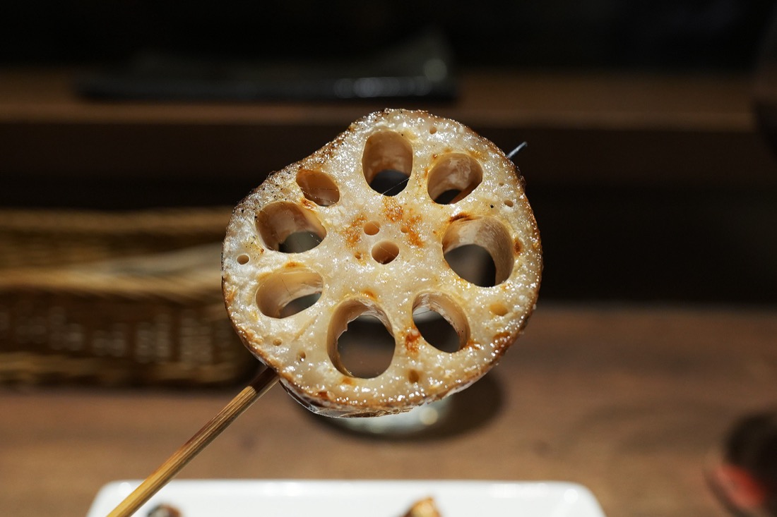輪切りにした蓮根を刺して焼いた串