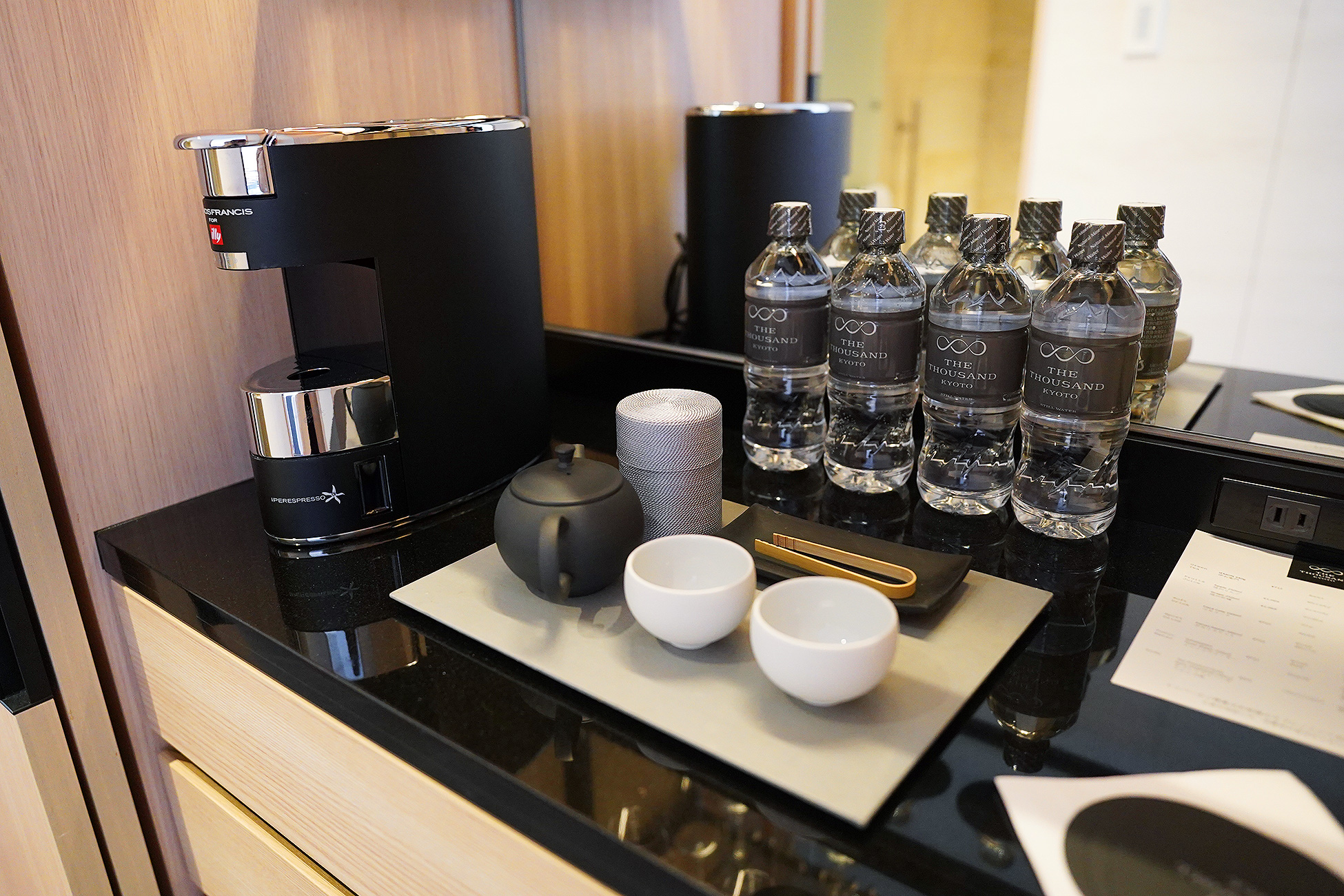 THE THOUSAND KYOTOの客室のコーヒーマシン。illyのイリーカプセルマシンと、黒い急須、湯呑、茶筒が並ぶ