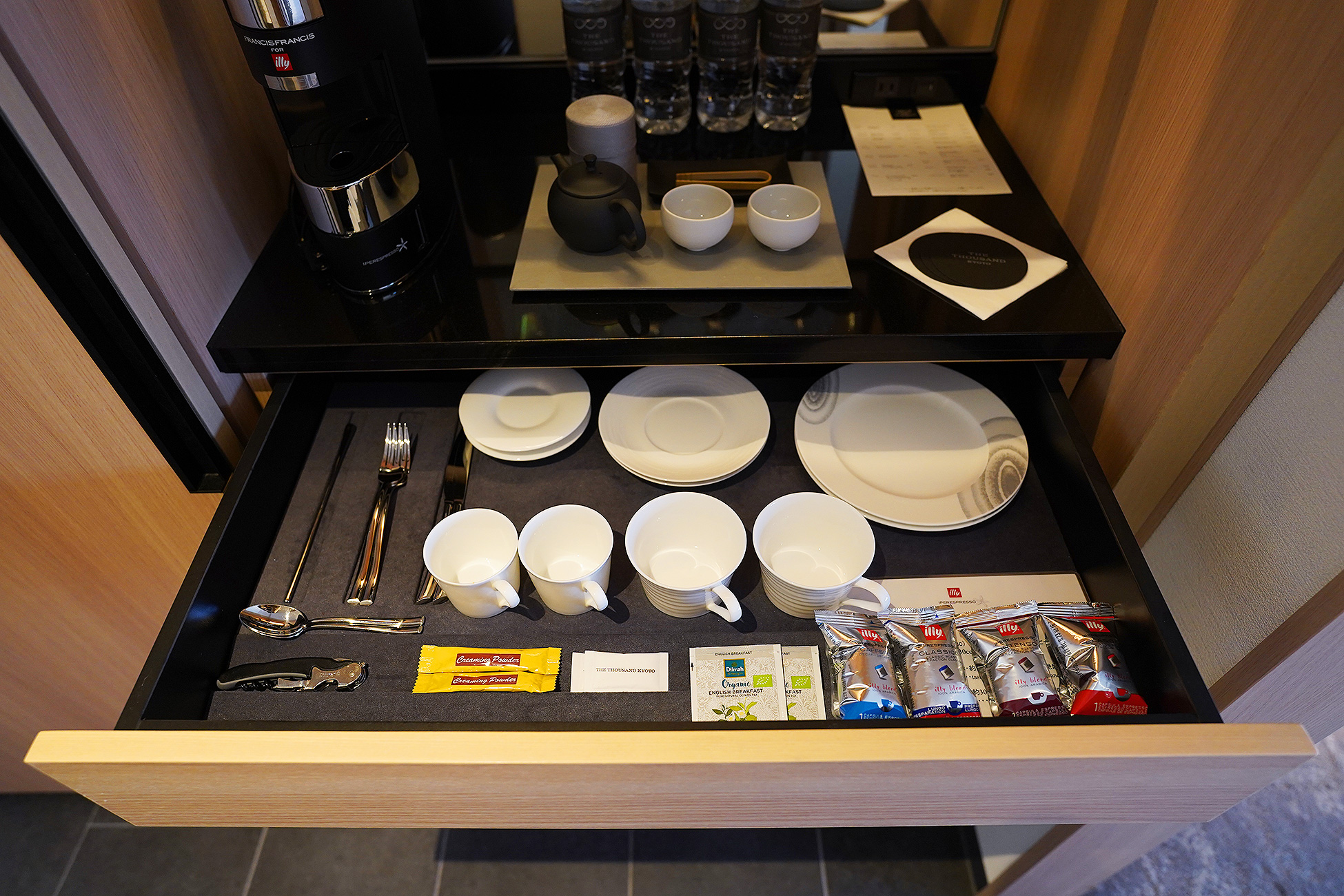 THE THOUSAND KYOTOの客室の引き出し。カトラリーや食器、ティーバッグが整然と並ぶ