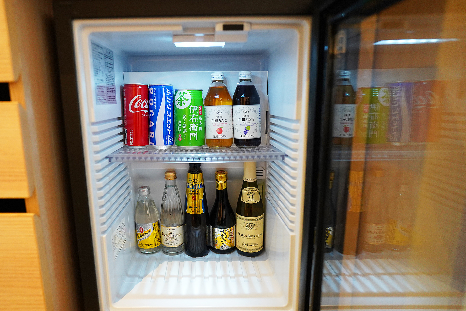 THE THOUSAND KYOTOの客室の冷蔵庫。コーラやお茶、ビールなどが並んでいる