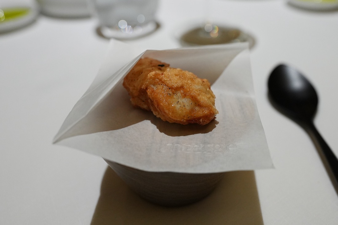 紙を敷いた器にのせられた、天草河豚の唐揚げ