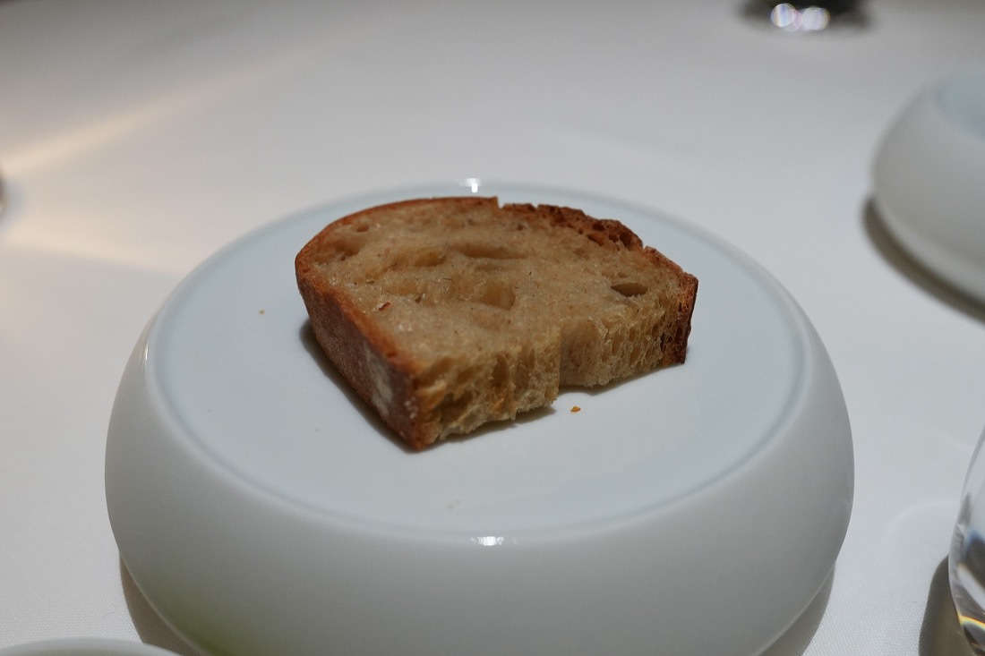 白い器にのせられた、厚めに切ったあおさのパン
