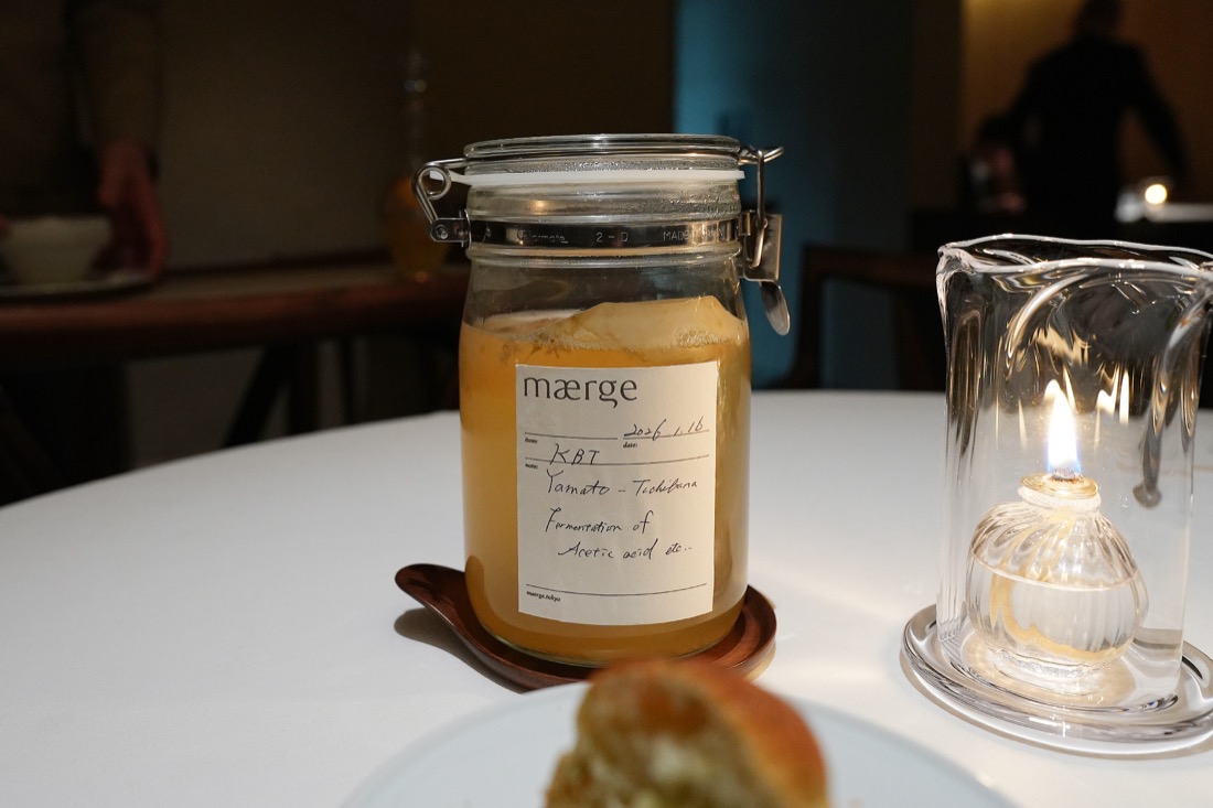 mærgeのラベルが貼られた瓶。自家製のコンブチャを仕込んでいるところ